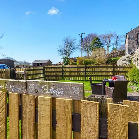 Gunn - Dog-friendly Enclosed Garden Holiday home *